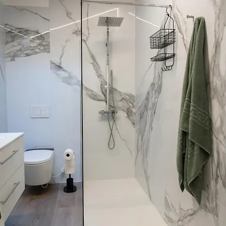 Modern Luxury Nest Within Walking Distance Of Тремеццо