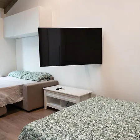 Апартаменты Modern Luxury Nest Within Walking Distance Of Тремеццо